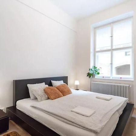 Luxury Apartment On Old Town Square Прага Екстериор снимка