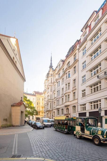 Luxury Apartment On Old Town Square Прага Екстериор снимка